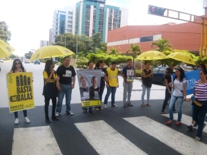 Activistas de Amnistía internacional realizan actividad de calle por la campaña Basta de Balas
