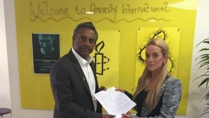 Salil Shetty Secretario de Amnistía Internacional recibiendo a Tintori en las oficinas de la ONG en Londres